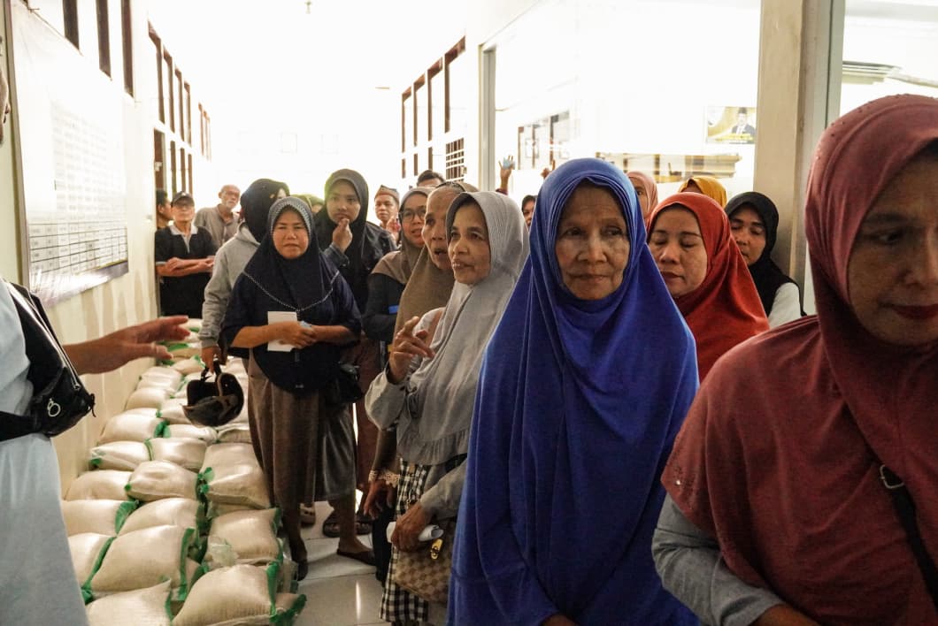 Masyarakat korban bencana sedang antrian menerima bantuan beras. (SinPo.id/dok. Kementan)