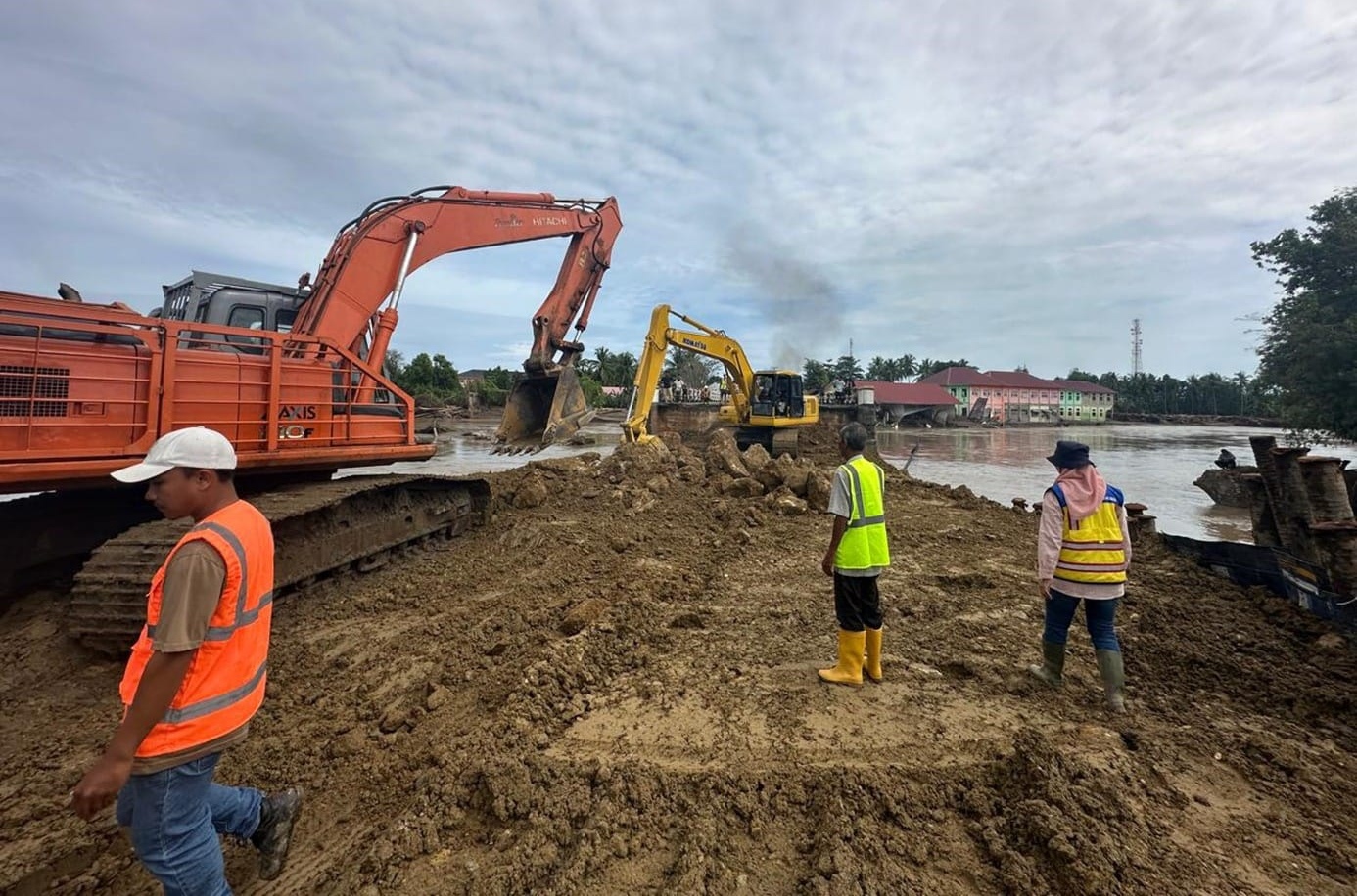 Petugas PU melakukan pemulihan infrastruktur pascabencana (SinPo.id/ Dok. KemenPU)