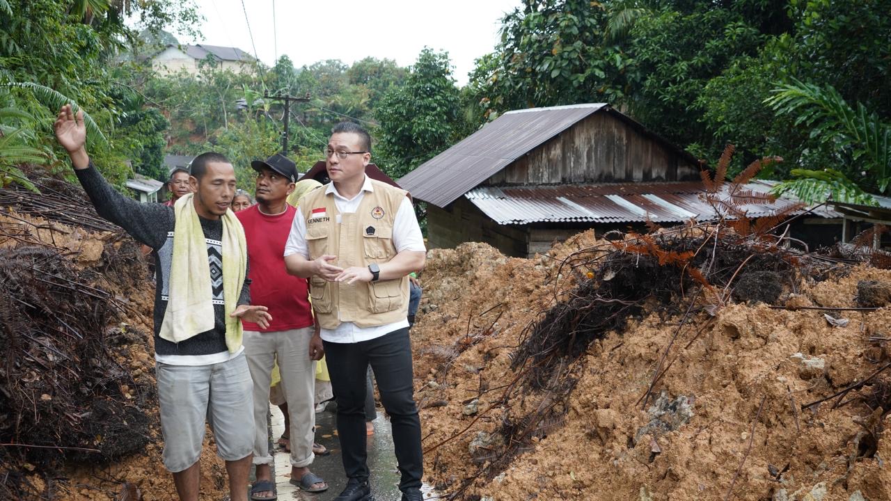 Kepala BAGUNA PDIP DKI, Hardiyanto Kenneth, meninjau lokasi bencana di Tapanuli Tengah. (SinPo.id/dok. Pribadi)