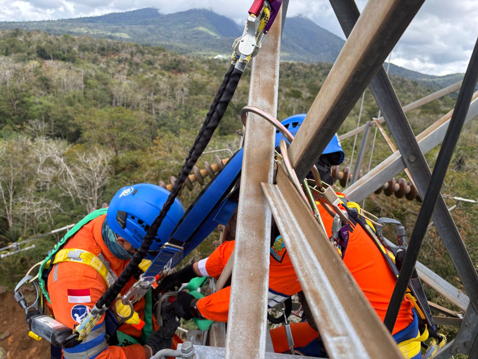 Kolaborasi dengan TNI, PLN Bergerak Tanpa Henti Demi Aceh Terang Kembali (SinPo.id/tim media)