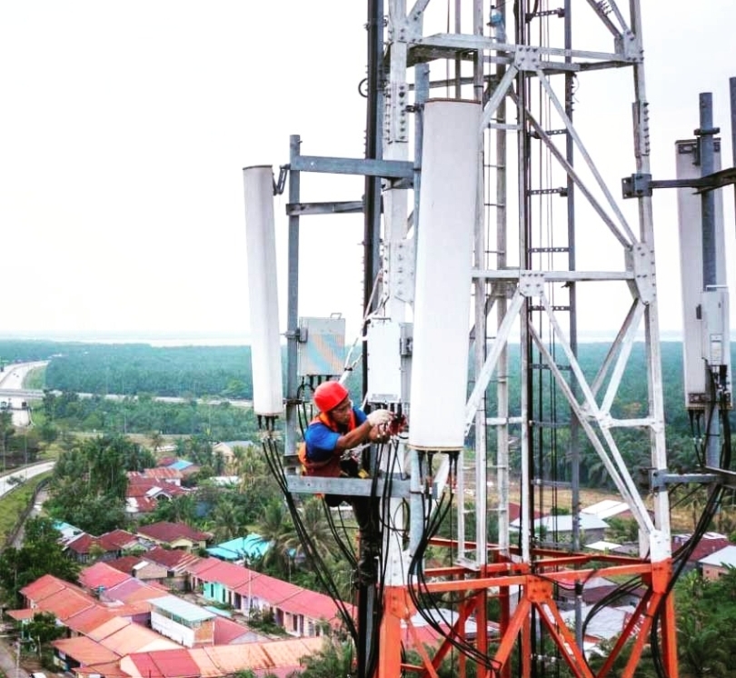 Ilustrasi petugas memperbaiki Tower BTS (SinPo.id/ Dok. Komdigi)