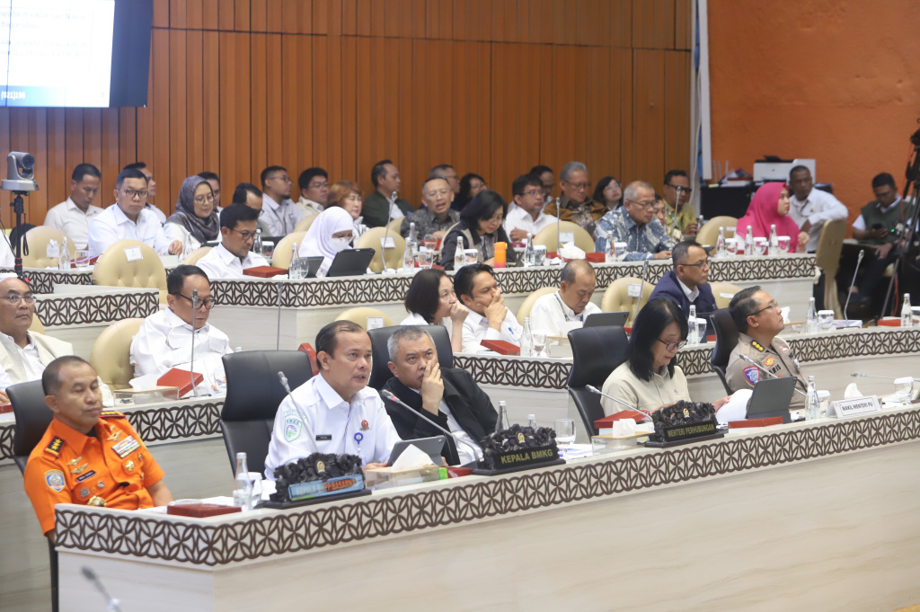 Komisi V DPR menggelar Raker Dengan Menhub, Basarnas, Wamen PU, Kepala BMKG, Koarlantas persiapan Nataru (Ashar/SinPo.id)