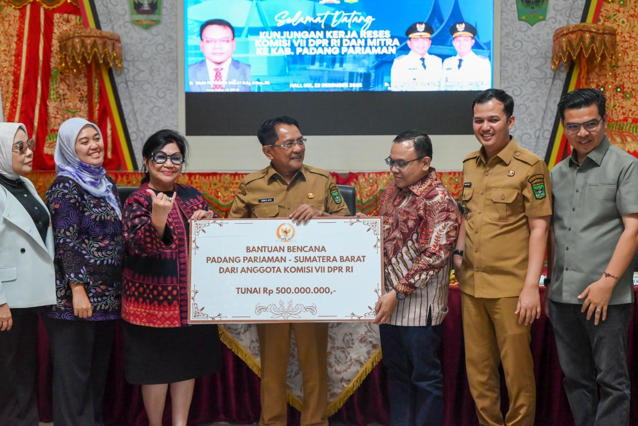 Komisi VII DPR RI menyerahkan bantuan tunai sebesar Rp500 juta bagi pelaku UMKM yang terdampak bencana banjir dan longsor di Kabupaten Padang Pariaman. (SinPo.id/Tim Media)