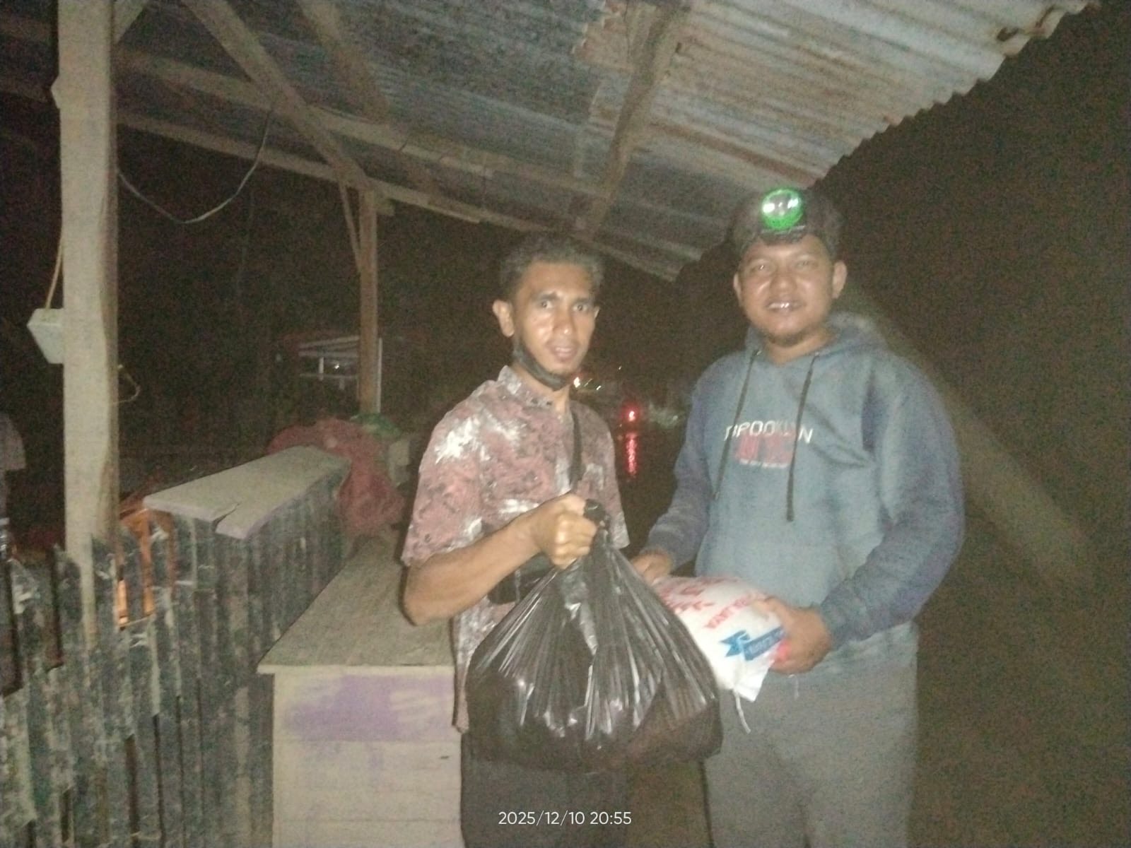 Koordinatoriat Wartawan Parlemen (KWP) menyalurkan bantuan kemanusiaan kepada korban bencana di Aceh Tamiang. (SinPo.id/Istimewa)