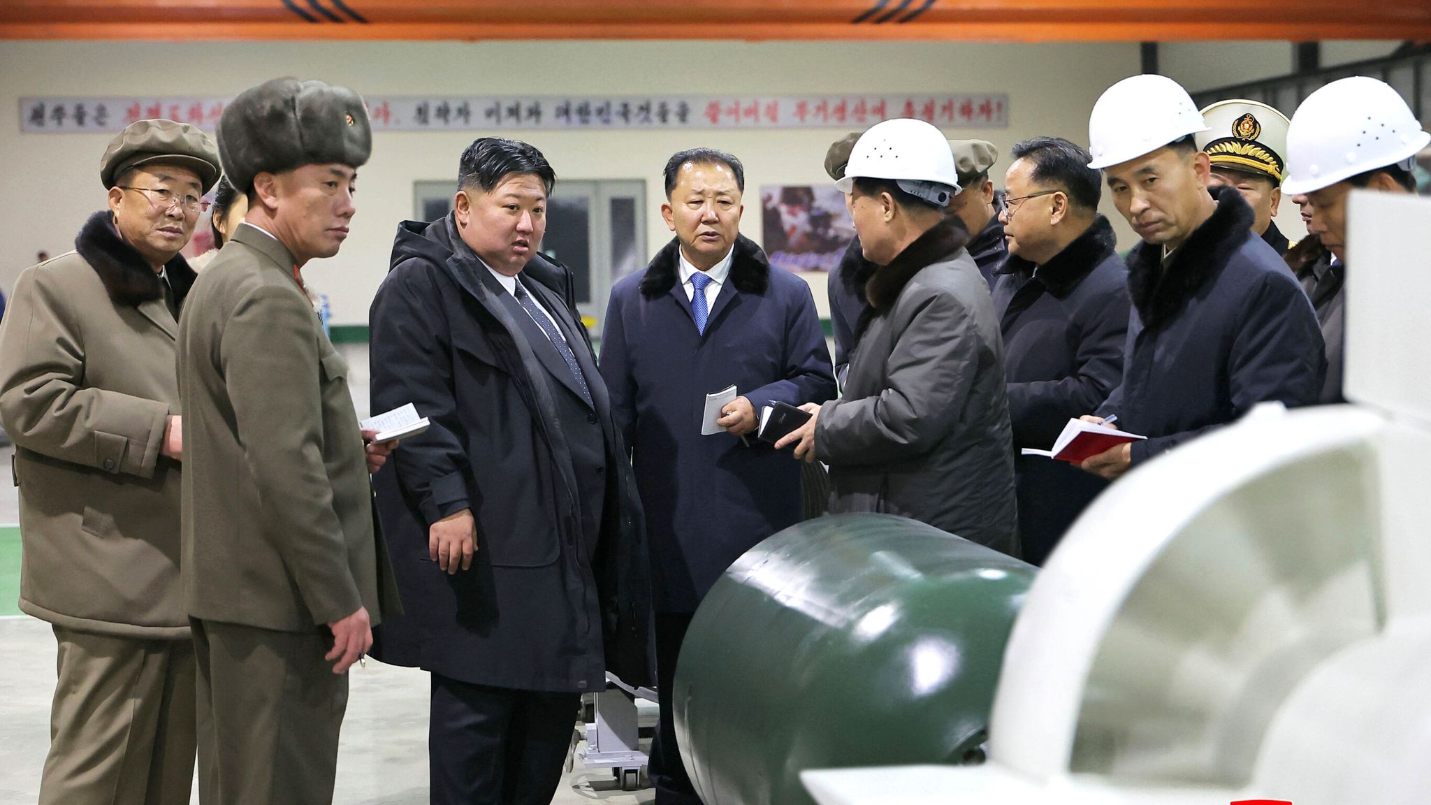 Presiden Kim Jong Un mengunjungi galangan kapal untuk memeriksa pembangunan kapal selam bertenaga nuklir (SinPo.id/ KCNA)