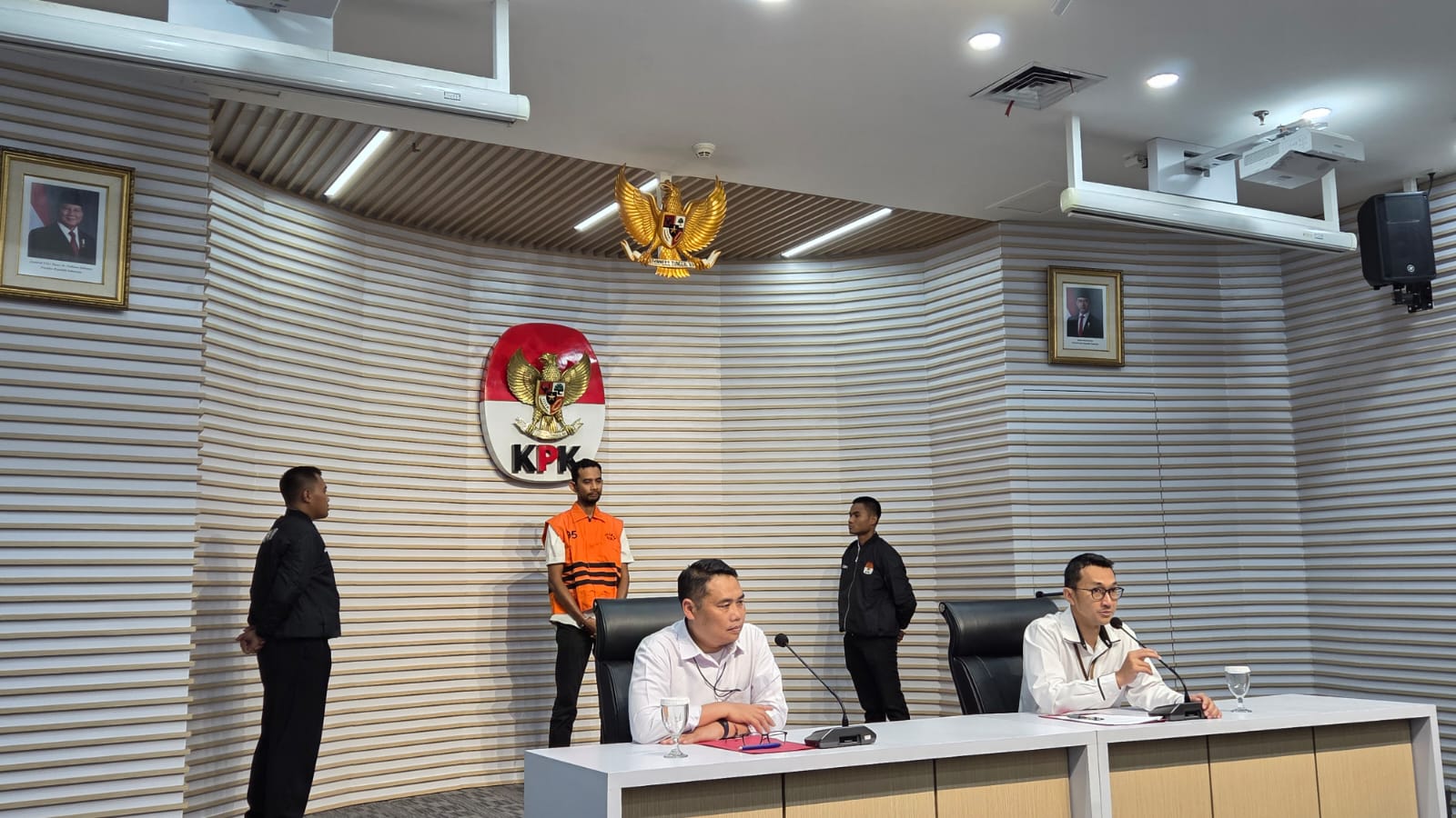 KPK Tahan 1 Tersangka Baru Korupsi Proyek Jalur Kereta Wilayah Medan (SinPo.id/David)