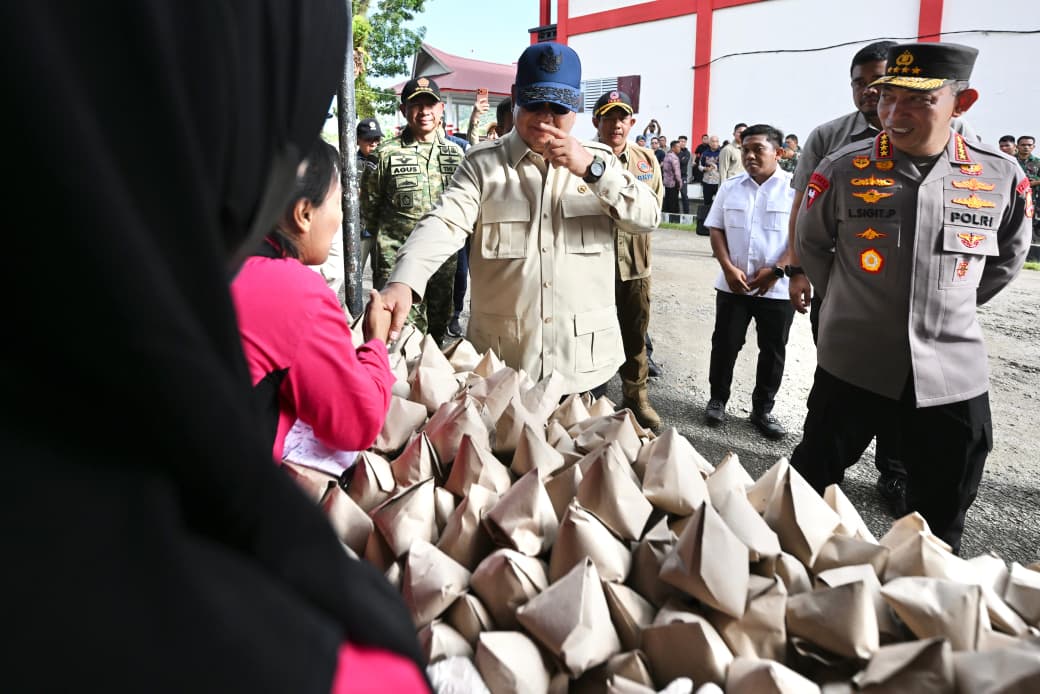 Kapolri saat mendampingi presiden meninjau lokasi pengungsian korban banjir di Sumut (SinPo.id/Dok.Polri)
