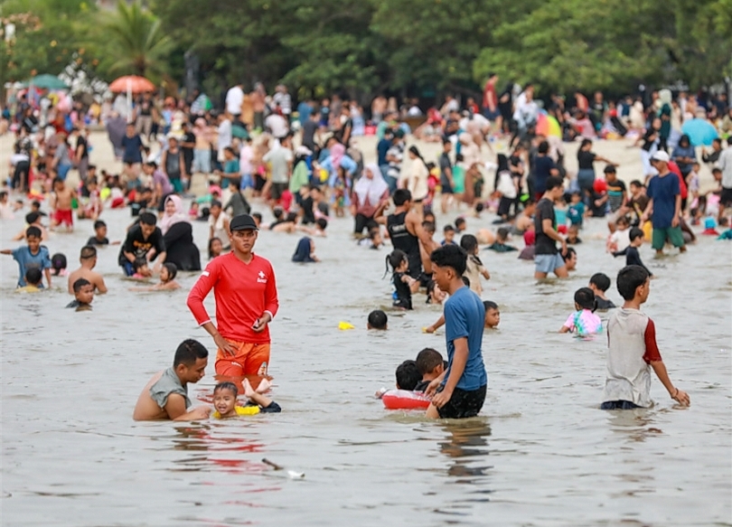 Ilustrasi anak-anak bermain di pantai Ancol. (SinPo.id/Ashar)