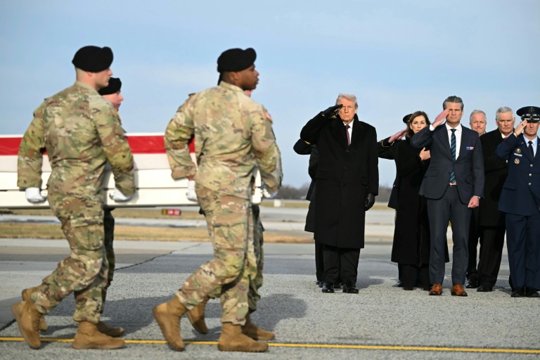 Presiden AS Donald Trump memberikan penghormatan kepada kepada dua pasukan AS yang tewas oleh anggota ISIS