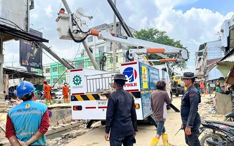 Tim ESDM sedang memulihkan listrik di lokasi bencana (SinPo.id/ Dok. Polda Aceh)