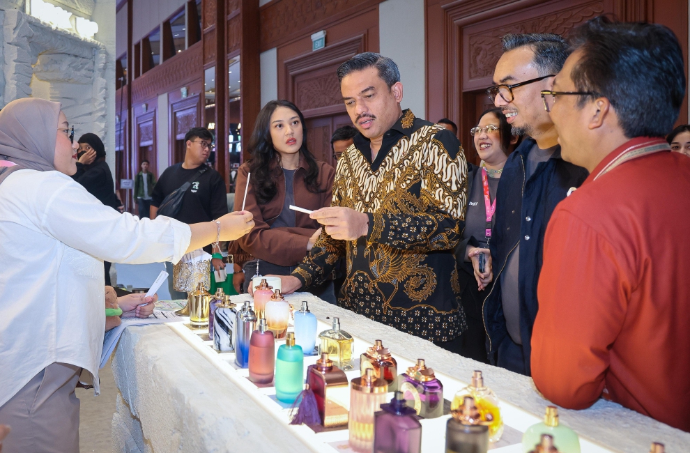 Menteri Maman sedang melihat produk kosmetik domestik (SinPo.id/dok. KemenUMKM)