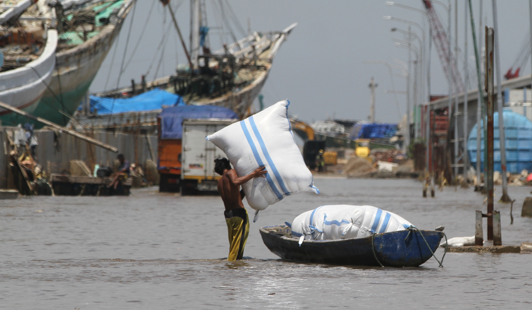 Banjir rob di Pelabuhan Sunda Kelapa. (Agus Priatna/SinPo.id)