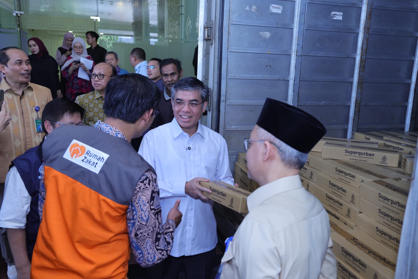 Menaker Yassierli melepas tim relawan dan bantuan korban bencana. (SinPo.id/dok. Kemenaker)