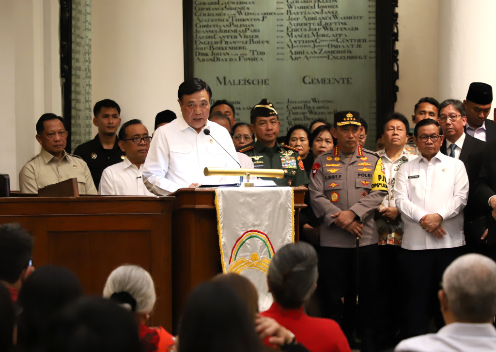 Menko Polkam Djamari Chaniago meninjau persiapan dan keamanan Gereja Immanuel untuk Ibadah Misa Malam Natal (Ashar/SinPo.id)