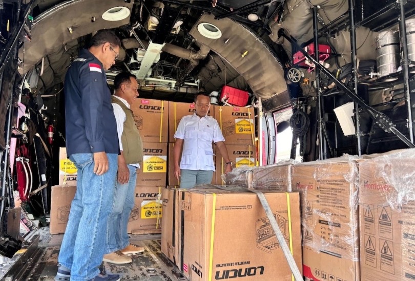 Menteri Bahli melepaskan bantuan genset dan kompor gas ke Sumatra. (SinPo.id/dok. ESDM)