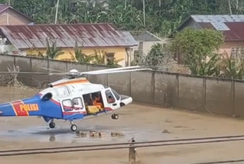 Personel udara Baharkam Polri berhasil melakukan dropping (SinPo.id/Tangkapan layar)