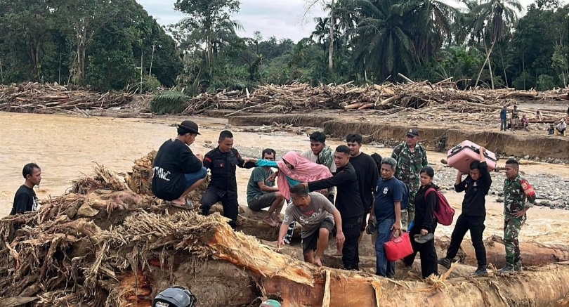 Ilustrasi petugas sedang mengevakuasi  korban bencana (SinPo.id/ Dok. Dispenad)