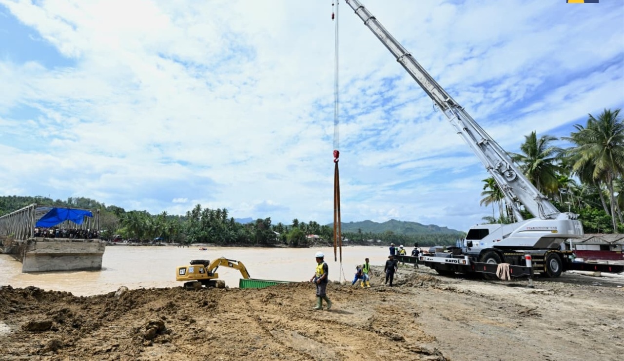 Pemasangan jembatan bailey akses Bireuen (SinPo.id/ Dok. KemenPU)