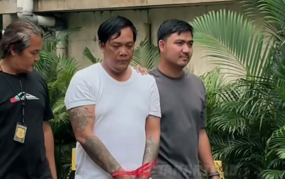 Pelaku (tengah) mengaku anggota polisi (SinPo.id/Dok.Jatanras PMJ)