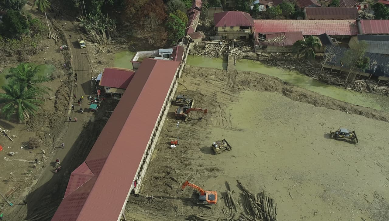 Proses pembersihan kayu bencana Sumatra (Sinpo.id/tim Media)