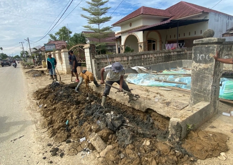 Ilustrasi tim di daerah bencana melakukan pemulihan infrastruktur. (SinPo.id/dok. BNPB)