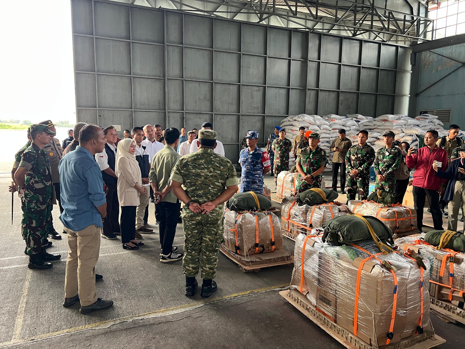 Ilustrasi Wapres Gibran saat meninjau gudang bantuan. (SinPo.id/Setwapres)
