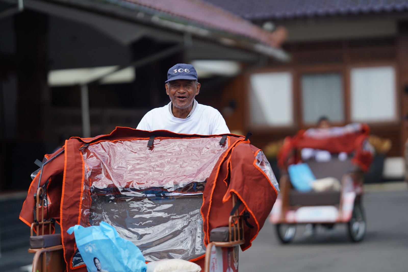 Penarik Becak Lansia di Magelang Sumringah Terima Becak Listrik Bantuan Presiden Prabowo (SinPo.id/Tim media)