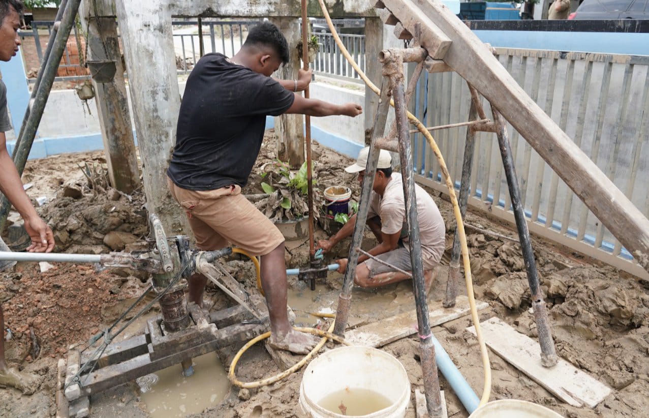 Ilustrasi petugas Kementerian PU mengerjakan pengeboran air baku (SinPo.id/ Dok. PU)