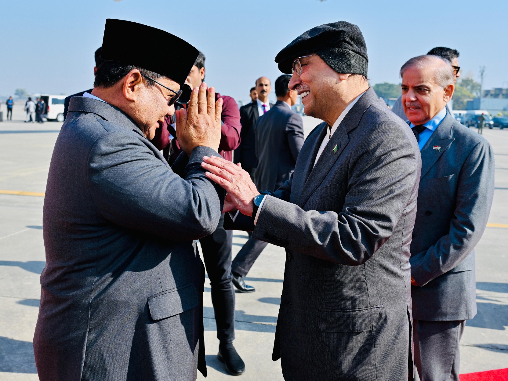 Perdana Menteri dan Presiden Pakistan Jemput Langsung Presiden Prabowo di Bandara Islamabad (SinPo.id/Biro Setpres)