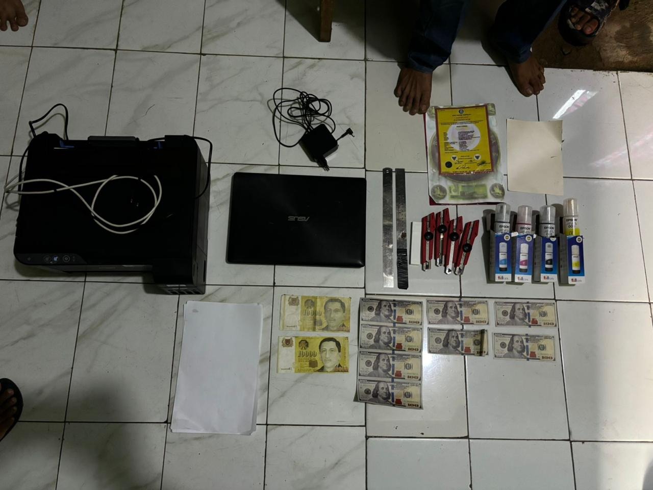 Barang bukti uang dolar palsu (SinPo.id/Dok.PMJ)