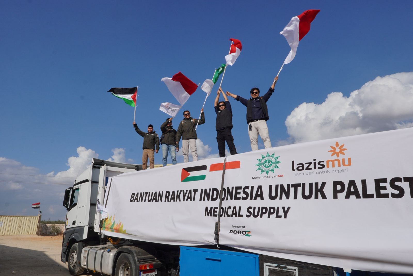 Pengiriman enam truk bantuan kemanusiaan Lazismu untuk Palestina (SinPo.id/Dok. Istimewa)