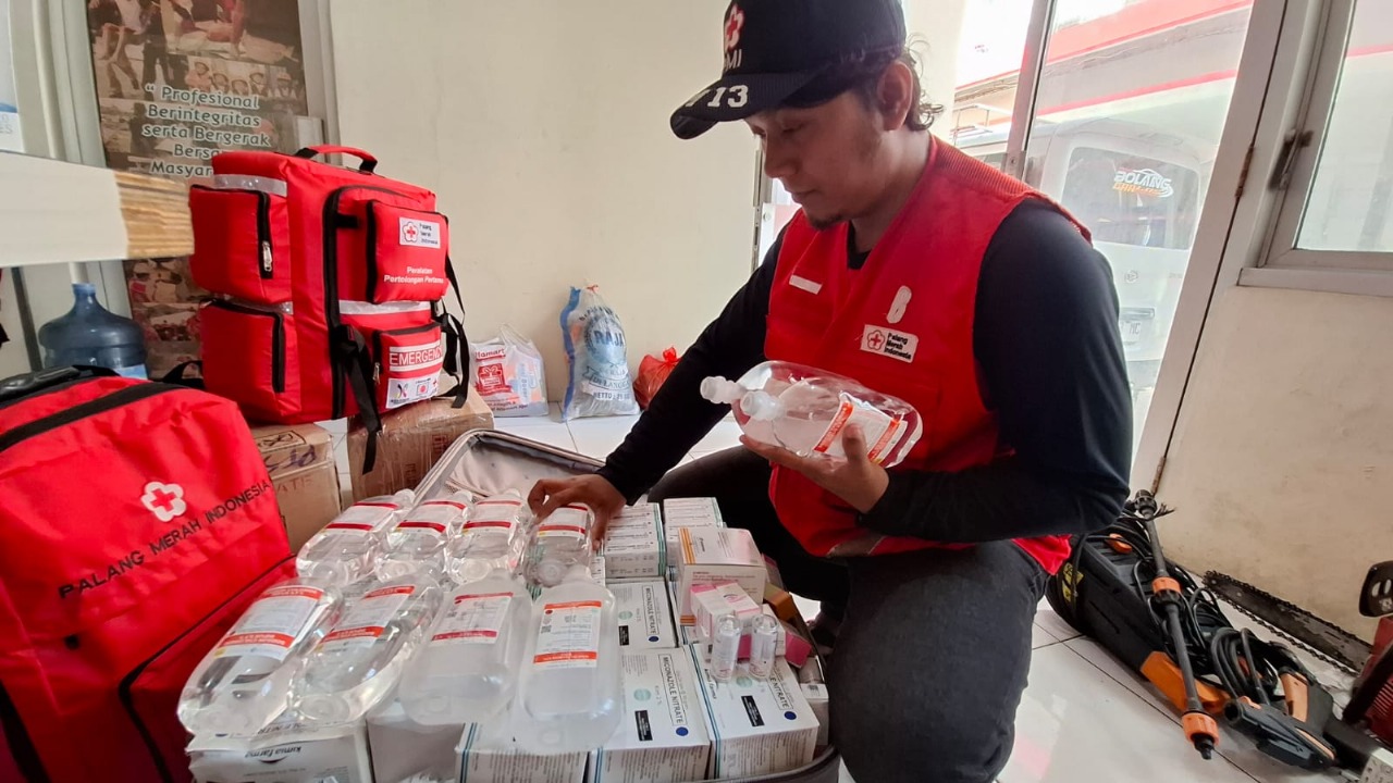Ilustrasi tim PMI membawa obat-obatan untuk korban bencana. (SinPo.id/dok. PMI)