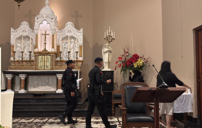 Tim Penjinak Bahan Peledak (Jihandak) Brimob Polda Jawa Barat saat melakukan sterilisasi gereja di Kota Bandung. (SinPo.id/Antara)