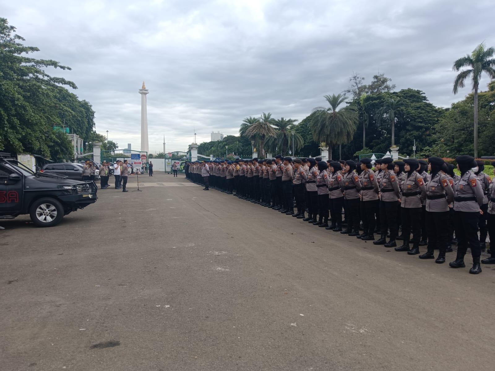 Para personel mengawal aksi unjuk rasa di kawasan Monas (SinPo.id/Dok.PMJ)