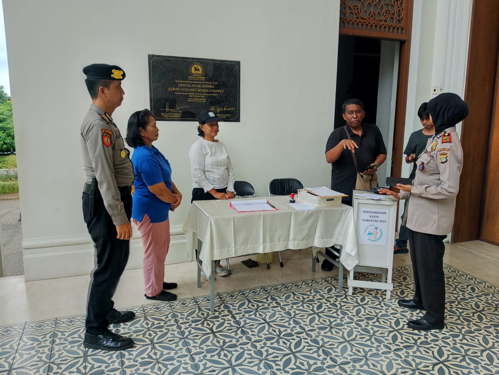 Polisi melakukan patroli di salah satu gereja (SinPo.id/Dok.Polri)