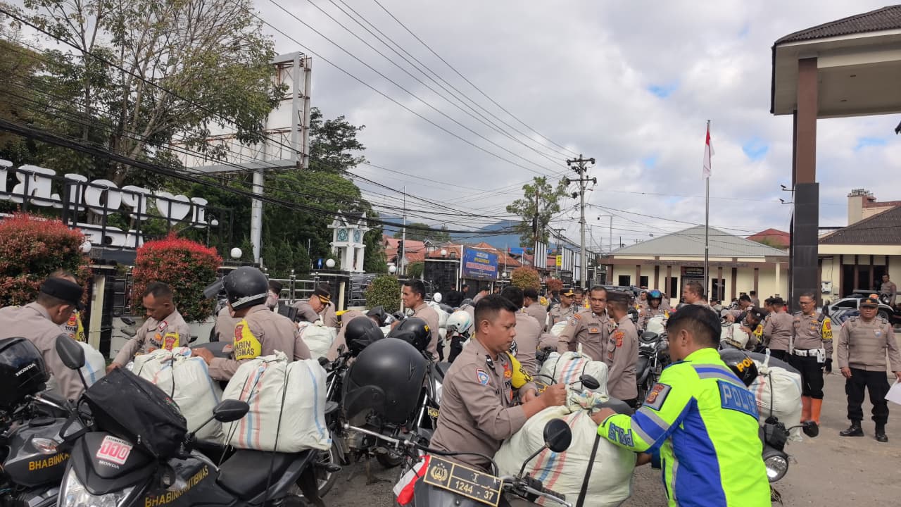Polres Aceh Tengah salurkan logistik menggunakan sepeda motor (SinPo.id/ Humas Polri)