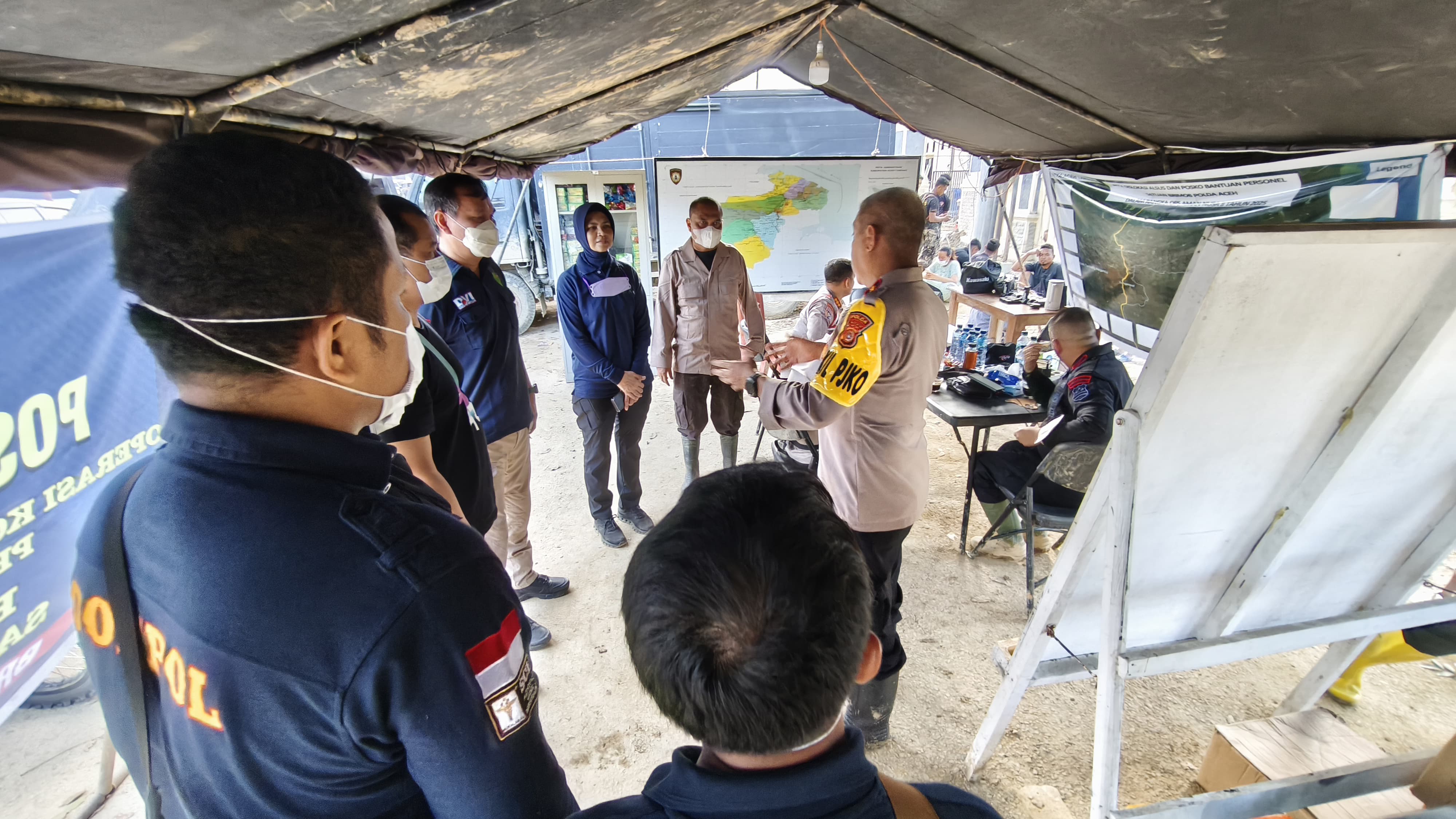 Anggota Polri di lokasi bencana Sumatra (SinPo.id/ Humas Polri)