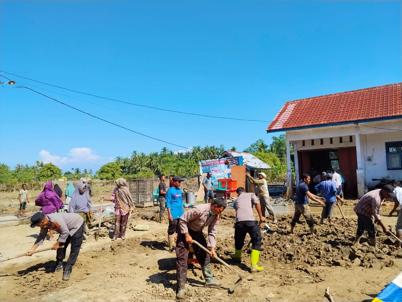 Gotong royong pascabencana Sumatra (SinPo.id/ Humas Polri)