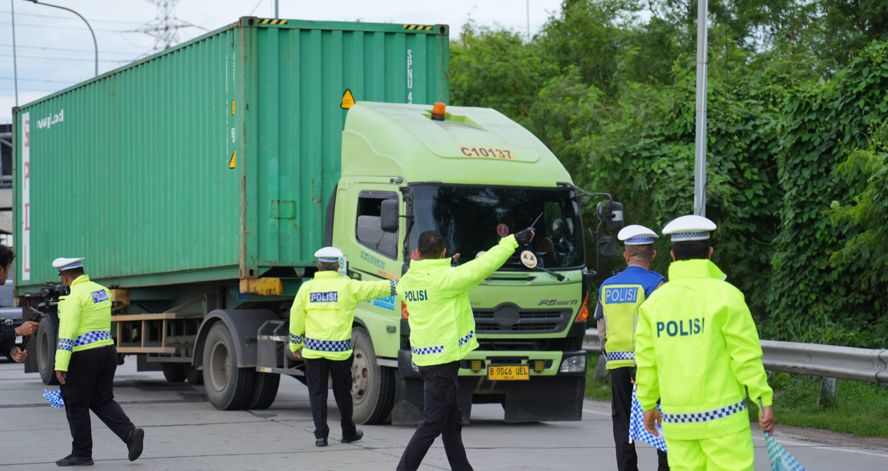 Penyekatan truk sumbu tiga (SinPo.id/ Dok.Polri)