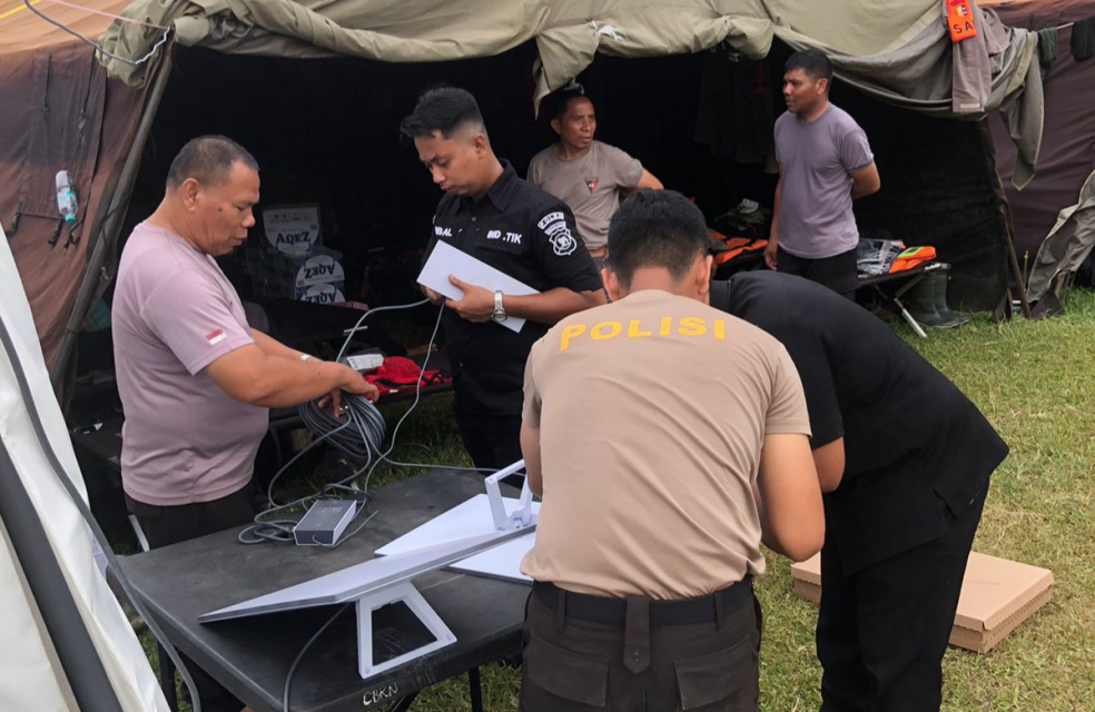 Starlink yang dipasang di wilayah banjir di Sumatra (SinPo.id/Dok.Polri)