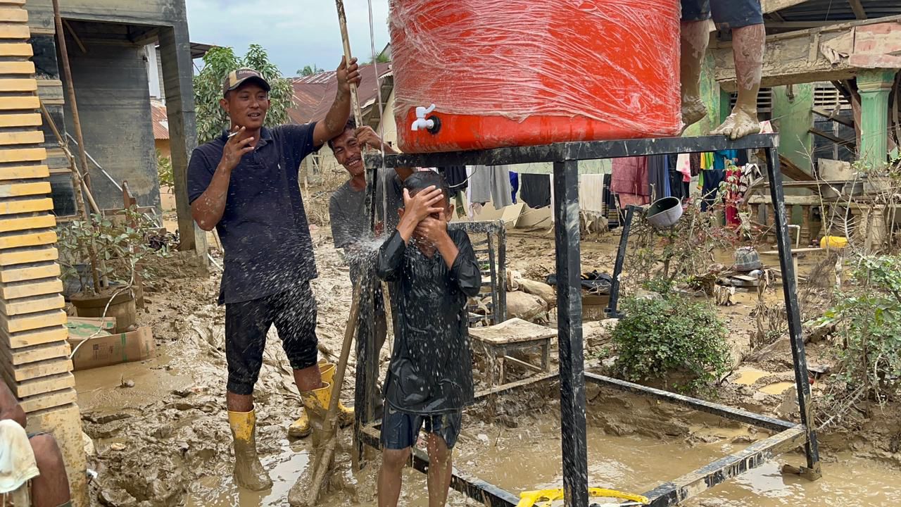 Tandon air bersih untuk korban bencana Sumatra (SinPo.id/ Humas Polri)