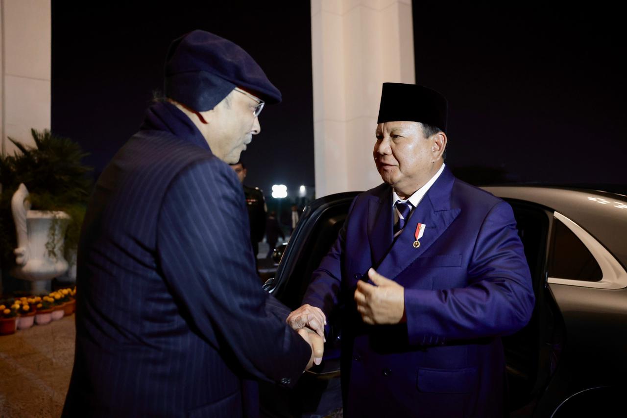 Presiden Prabowo Subianto di Pakistan disambut Presiden Pakistan, Asif Ali Zardari di Aiwan-e-Sadr, Islamabad. (Sekretariat Presiden)