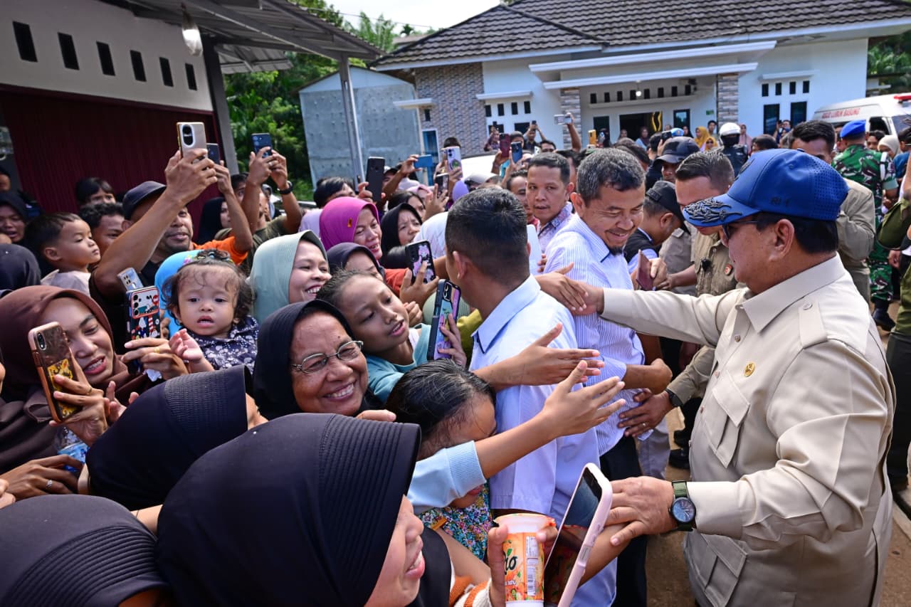 Presiden Prabowo Subianto mengunjungi para pengungsi terdampak bencana dan meninjau pembangunan hunian sementara (huntara) bagi warga di Kabupaten Agam. (SinPo.id/Sekretariat Presiden)