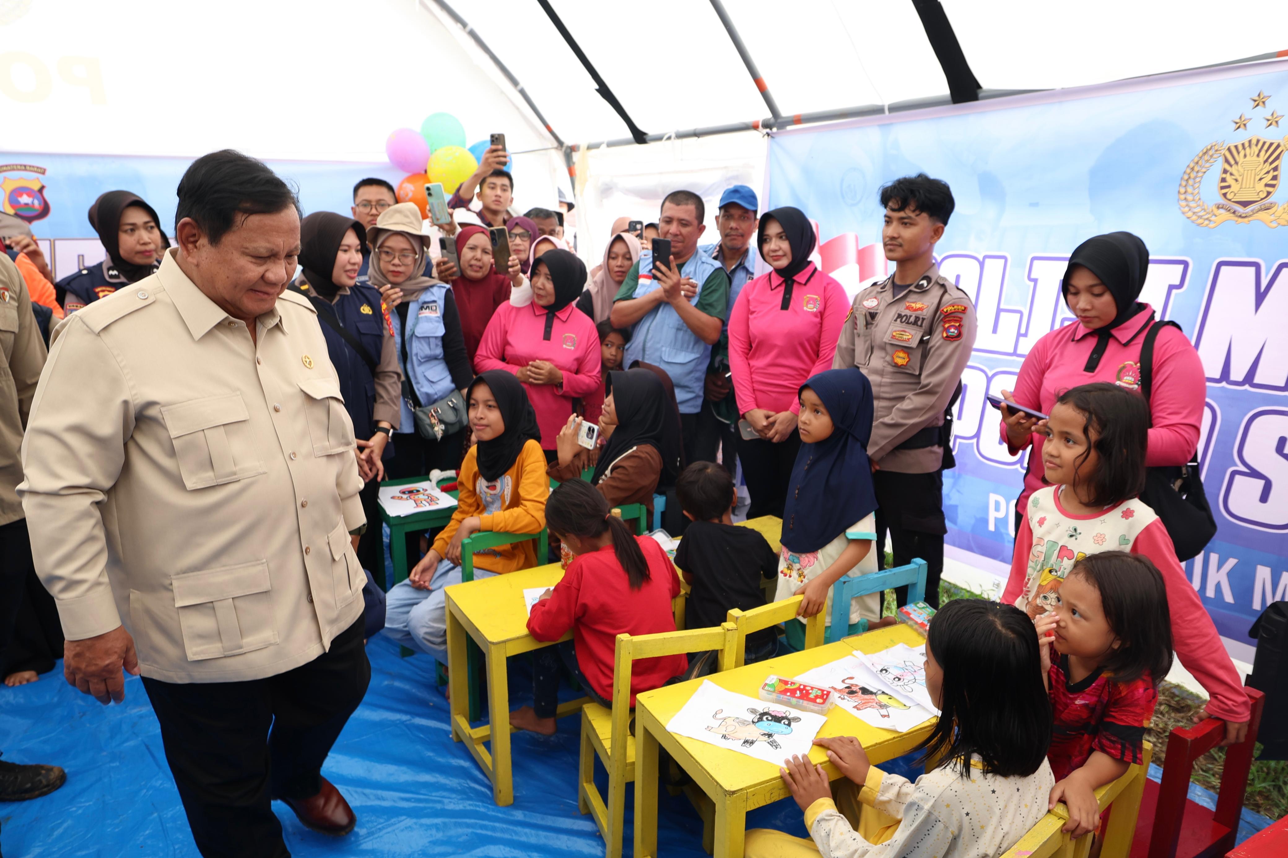 Presiden Prabowo Subianto saat meninjau posko pengungsian di Agam. (SinPo.id/Sekretariat Presiden)