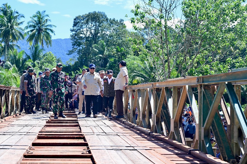 Prabowo Cek Jembatan Bailey Padang Mantuang yang Pembangunannya Berhasil Dikebut 1 Minggu (SinPo.id/Biro Setpres)