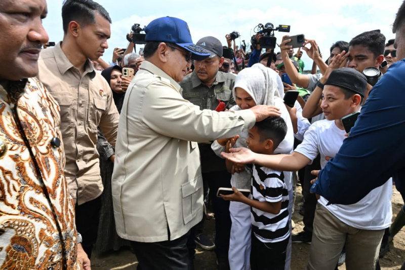 Presiden Prabowo Subianto kembali meninjau para korban bencana banjir di Kabupaten Bireuen, Aceh (Ashar/Foto: BiroSetpres/SinPo.id)