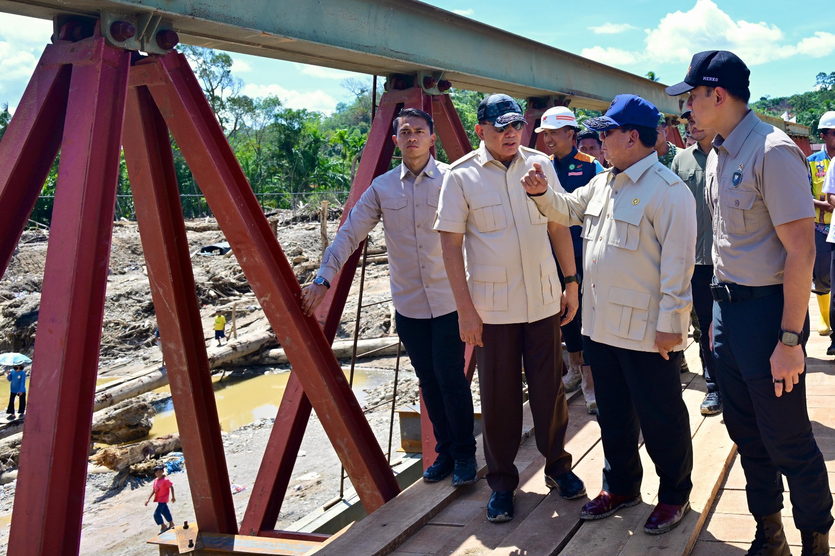 Presiden Prabowo Tinjau Pembangunan Jembatan Bailey Sungai Garoga, Kawal Langsung Pemulihan Infrastruktur di Tapanuli Selatan (SinPo.id/Biro Setpres)