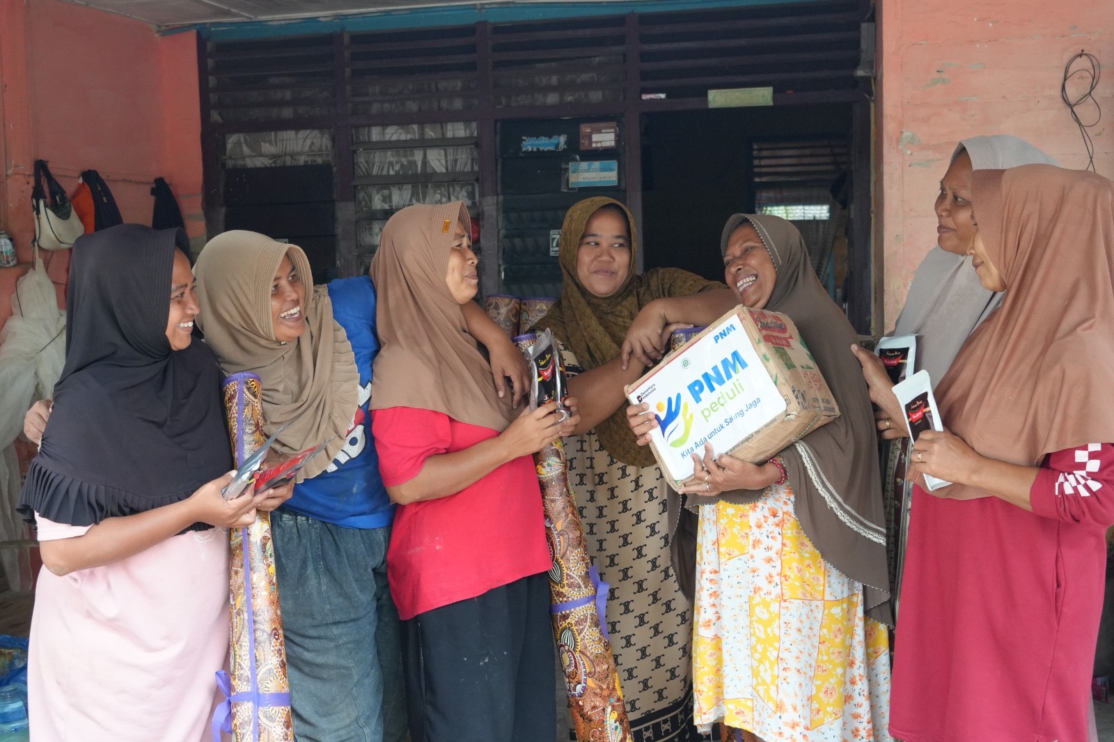 PT PNM menyalurkan bantuan kemanusiaan bagi masyarakat terdampak dengan melibatkan para nasabahnya. (SinPo.id/Dok. PNM)