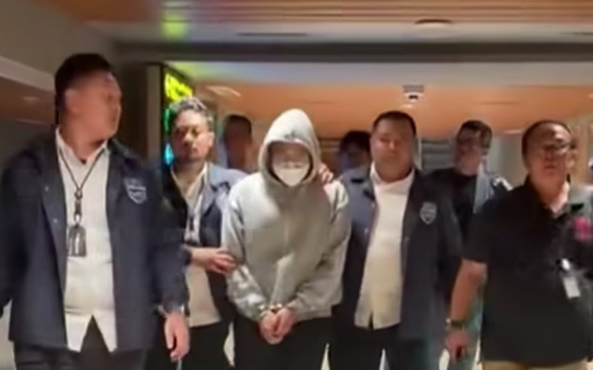 Pelaku Resbob saat tiba di Bandara Soetta (SinPo.id/Tangkapan layar)