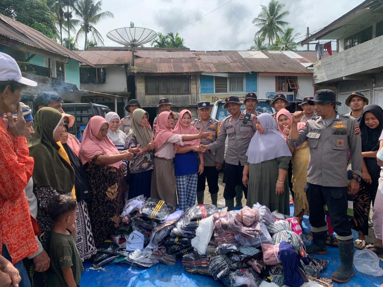 Puluhan Karung Pakaian Disalurkan Brimob untuk Korban Banjir di Kabupaten Agam (SinPo.id/Tim media)